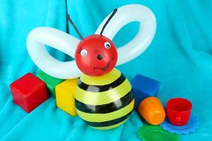 Bee balloon sculpting by balloon artist in Singapore