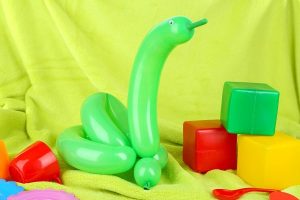 Swan balloon sculpting in green by a balloon artist in Singapore