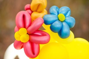 Flower balloon sculpting in yellow, blue and red